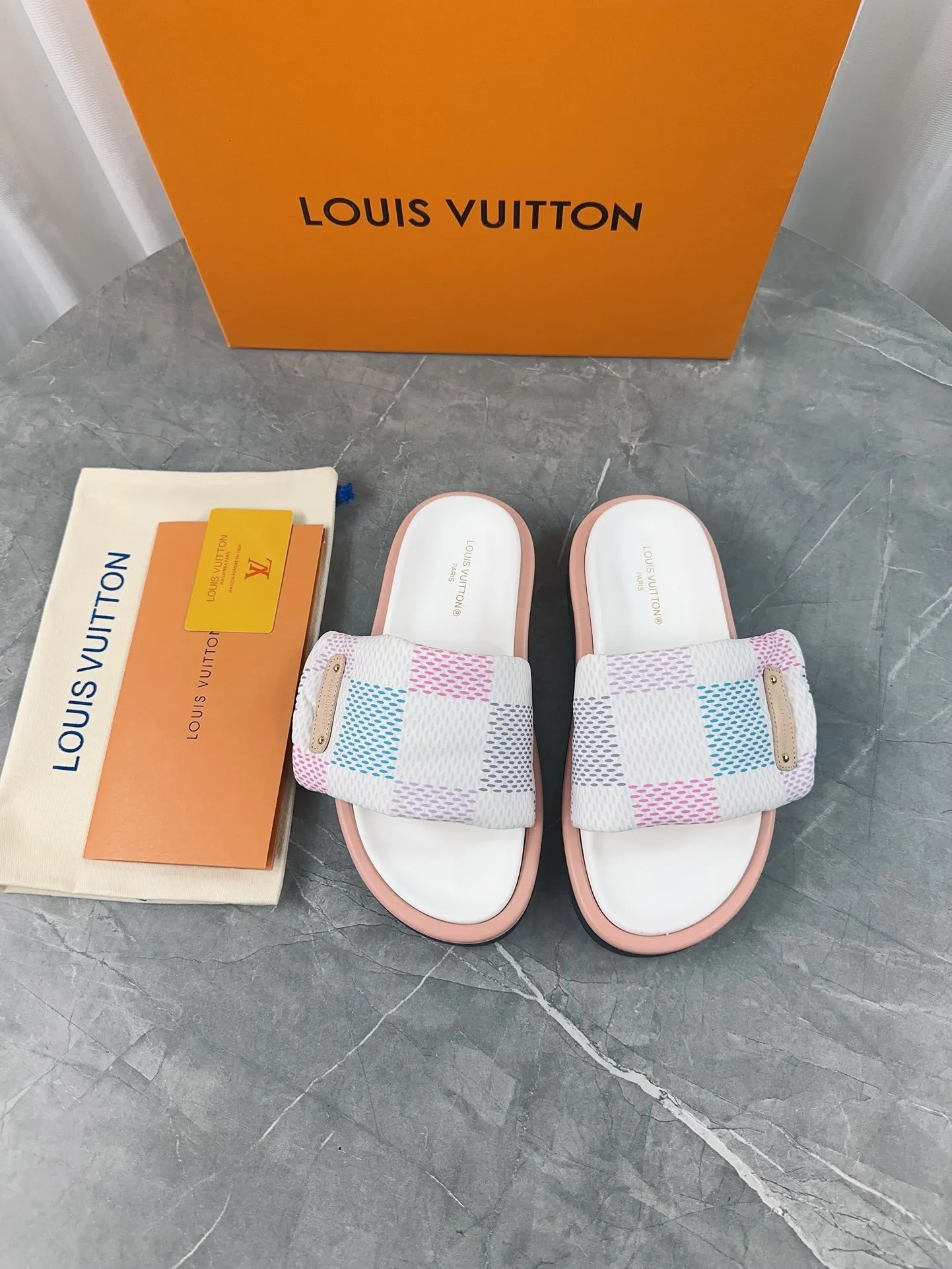 👟👟Ex-factory price 360👟👟 Women's Shoes Women's Clothing LV Donkey Brand L Home 2024 Hot Style Embossed Logo Embossed Sandals This Pool Pillow Comfort flat sandals are made of technical fabrics and use high-frequency embossing technology to reinterpret the Monogram pattern. Soft padded upper with adjustable Velcro, comfortable and tough insole adds harmonious color ▪️Fabric: Original customized technical fabric ▪️Lining: soft sheepskin lining ▪️Sole: Original open-molded rubber foam outsole Color: sky blue. Yellow. Black ▪️Size: 35-45